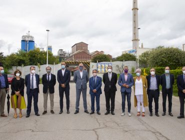 La alcaldesa de Polanco junto al secretario general de Industria, el presidente de Cantabria y resto de autoridades durante la visita a la empresa Solvay