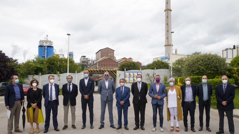 La alcaldesa de Polanco junto al secretario general de Industria, el presidente de Cantabria y resto de autoridades durante la visita a la empresa Solvay