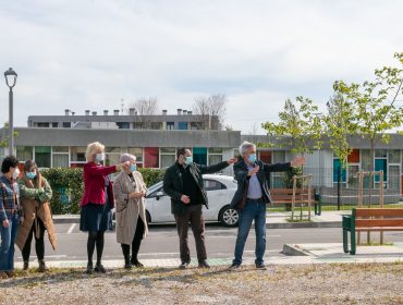 Alcaldesa y consejera de Educación en una visita reciente al lugar donde se construirá la aula de 0 a 2 años