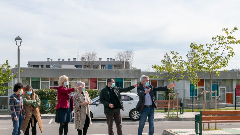 Alcaldesa y consejera de Educación en una visita reciente al lugar donde se construirá la aula de 0 a 2 años