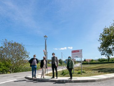 La alcaldesa y el consejero de Obras Públicas, José Luis Gochicoa, durante una reciente visita al tramo donde se construirán las aceras entre Soña y Polanco