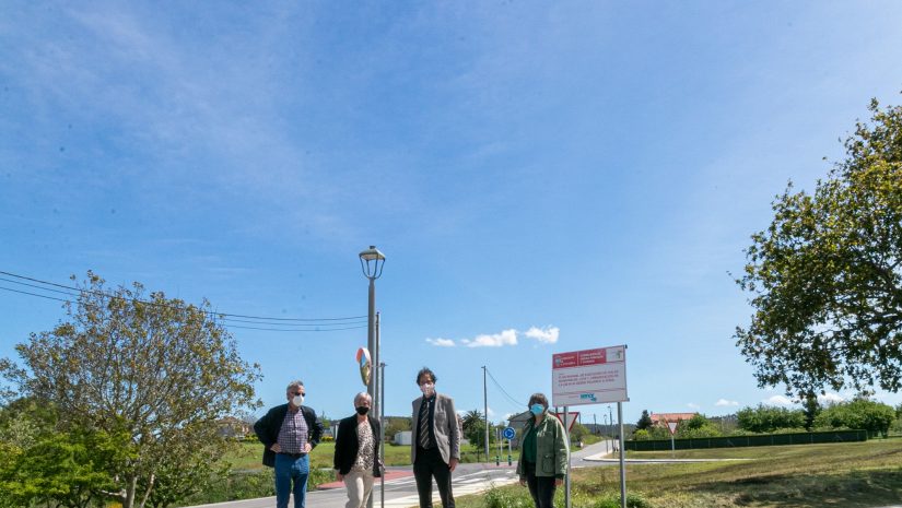 La alcaldesa y el consejero de Obras Públicas, José Luis Gochicoa, durante una reciente visita al tramo donde se construirán las aceras entre Soña y Polanco