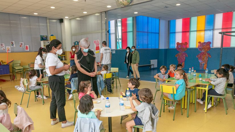 La alcaldesa de Polanco, Rosa Díaz Fernández, y la concejal de Juventud y Educación, Alicia Martínez Bustillo, visitando el campamento urbano