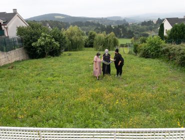 La alcaldesa junto a las concejalas de Mayores y de Cultura en la finca que acogerá el futuro centro cívico de la Tercera Edad