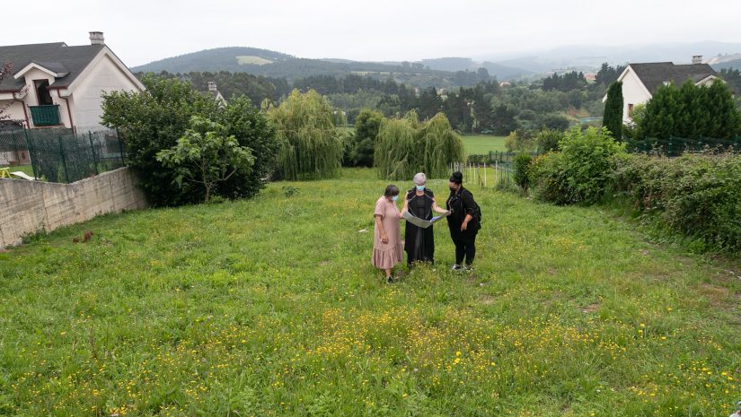 La alcaldesa junto a las concejalas de Mayores y de Cultura en la finca que acogerá el futuro centro cívico de la Tercera Edad