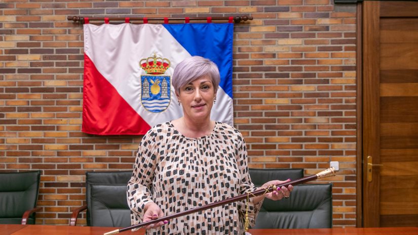 La alcaldesa de Polanco, Rosa Díaz Fernández, en el salón de plenos con el bastón de regidor