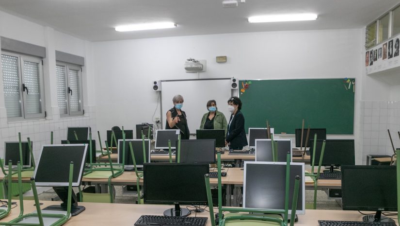 La alcaldesa de Polanco, Rosa Díaz Fernández, y la concejal de Educación, Alicia Martínez Bustillo, visitan las nuevas instalaciones junto a la directora del centro, Teresa Revuelta