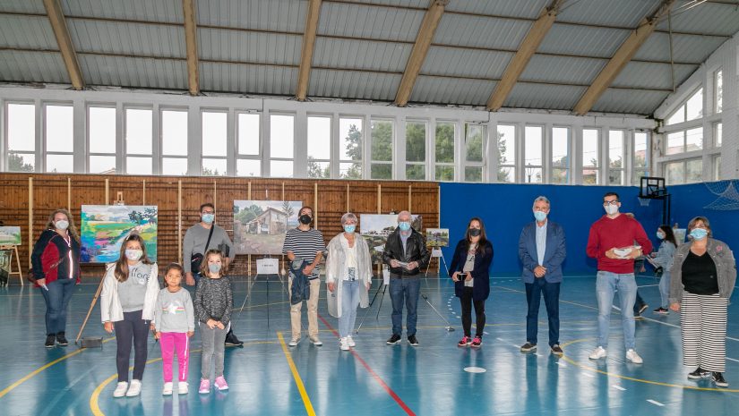 Autoridades, jurado y ganadores del concurso de pintura al aire libre con las tres primeras obras