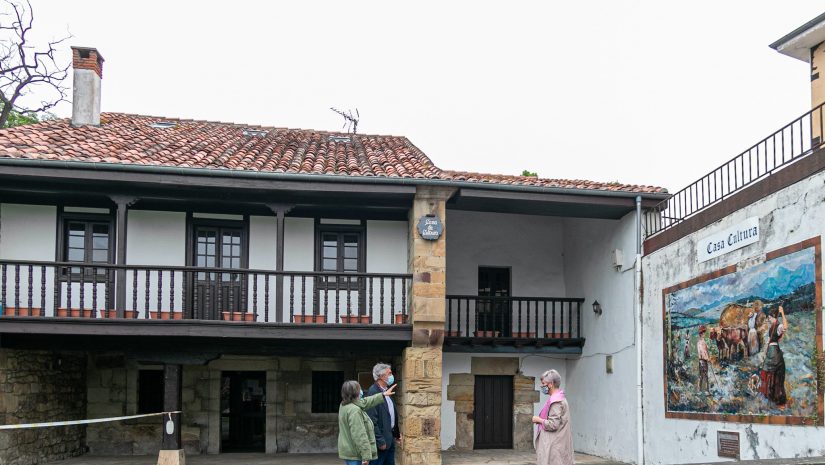 La alcaldesa, junto a los concejales de Cultura y Obras, Alicia Martínez y Avelino Rodríguez, frente a la Casa de Cultura