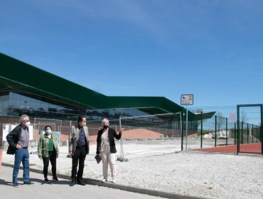 La alcaldesa y el consejero de Obras Públicas visitando la zona donde se ubicarán las pistas de pádel