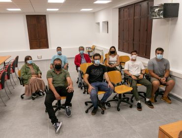 La concejal de Cultura con los representantes de los grupos que participarán en el primer disco recopilatorio de artistas de Polanco