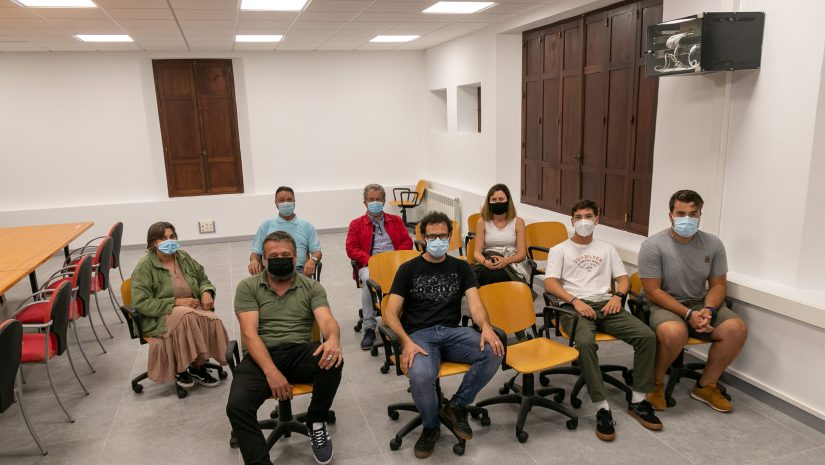 La concejal de Cultura con los representantes de los grupos que participarán en el primer disco recopilatorio de artistas de Polanco