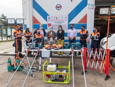 La consejera Paula Fernández y la alcaldesa, Rosas Díaz Fernández, junto a concejales y miembros de Protección Civil comprobando el nuevo material entregado a la agrupación