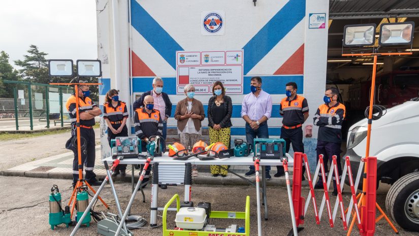La consejera Paula Fernández y la alcaldesa, Rosas Díaz Fernández, junto a concejales y miembros de Protección Civil comprobando el nuevo material entregado a la agrupación