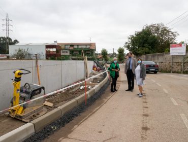 Alcaldesa y consejero en su visita a las obras de las aceras