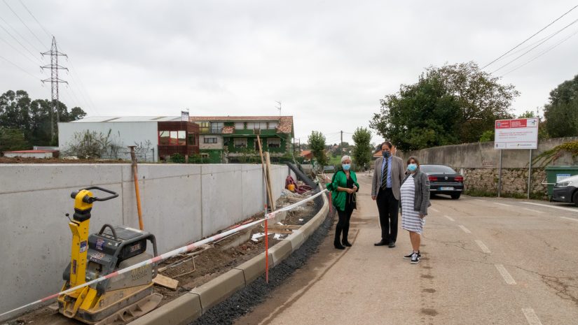 Alcaldesa y consejero en su visita a las obras de las aceras