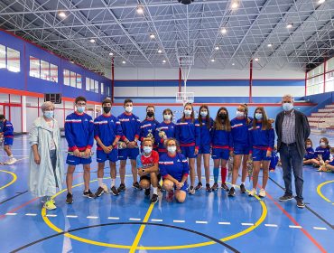 La alcaldesa, Rosa Díaz Fernández, y el concejal de Deportes, Avelino Rodríguez Muriedas, junto a los niños asistentes a una reciente actividad deportiva en el municipio