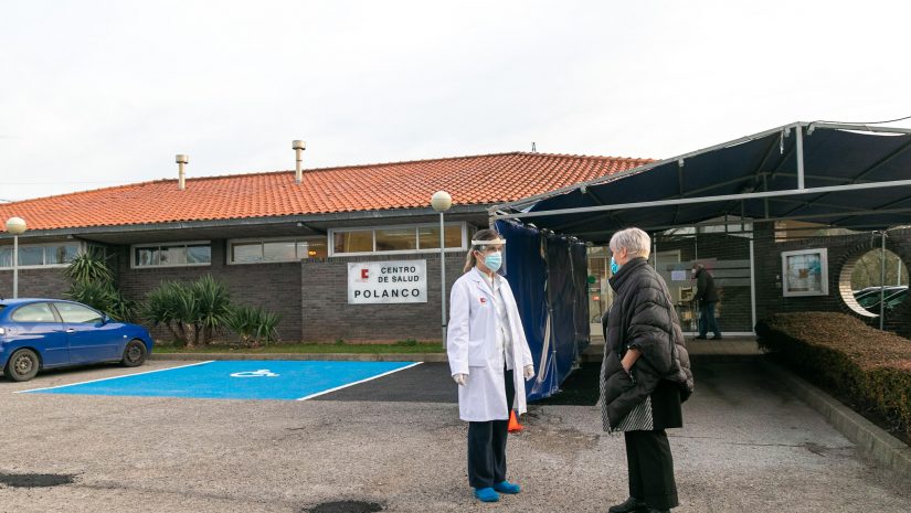 La alcaldesa de Polanco y concejales en una reciente visita al centro de salud para entrevistarse con su coordinadora