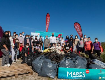 El consejero, la alcaldesa y los voluntarios comprueban los residuos retirados de la ría de Requejada