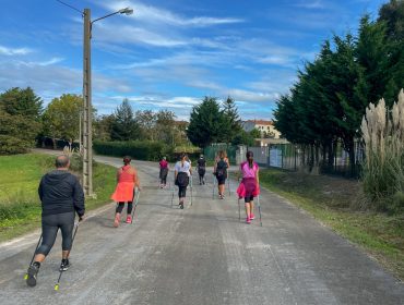Alumnos de la actividad de marcha nórdica, una de las novedades del nuevo programa de actividades
