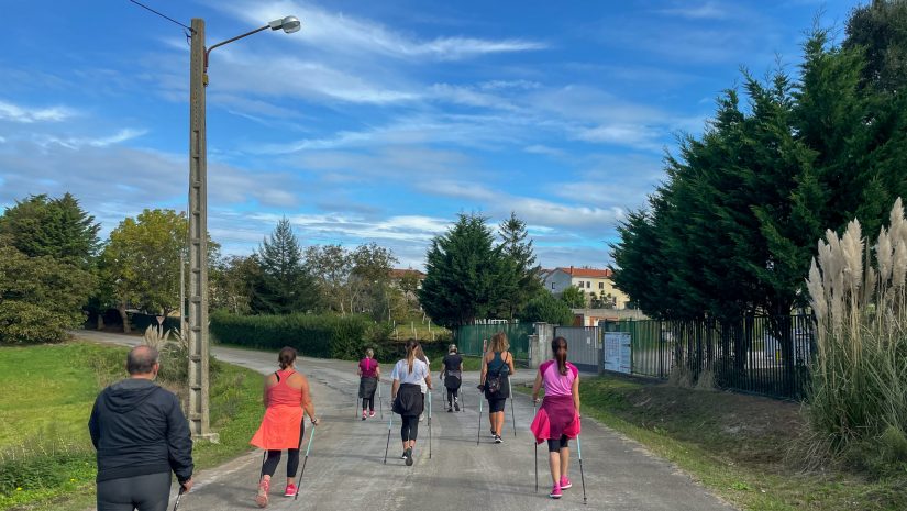 Alumnos de la actividad de marcha nórdica, una de las novedades del nuevo programa de actividades