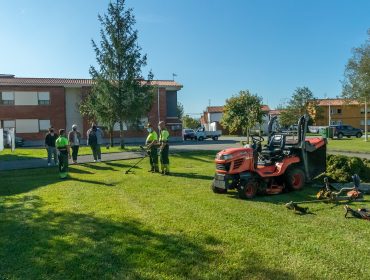 La alcaldesa de Polanco, Rosa Díaz Fernández, y la concejal de Medio Ambiente, Isabel Herrer Landeras, conversan con operarios de la empresa de mantenimiento de jardines