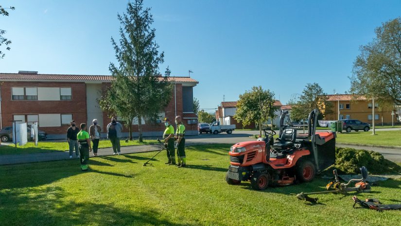 La alcaldesa de Polanco, Rosa Díaz Fernández, y la concejal de Medio Ambiente, Isabel Herrer Landeras, conversan con operarios de la empresa de mantenimiento de jardines
