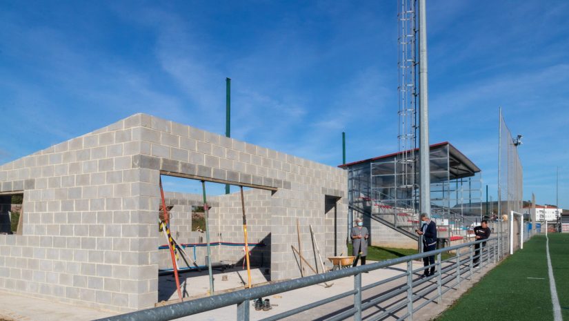 La alcaldesa de Polanco, Rosa Díaz Fernández, y el concejal de Deportes, Avelino Rodríguez Muriedas, han visitado las obras de construcción del módulo que albergará el bar cafetería