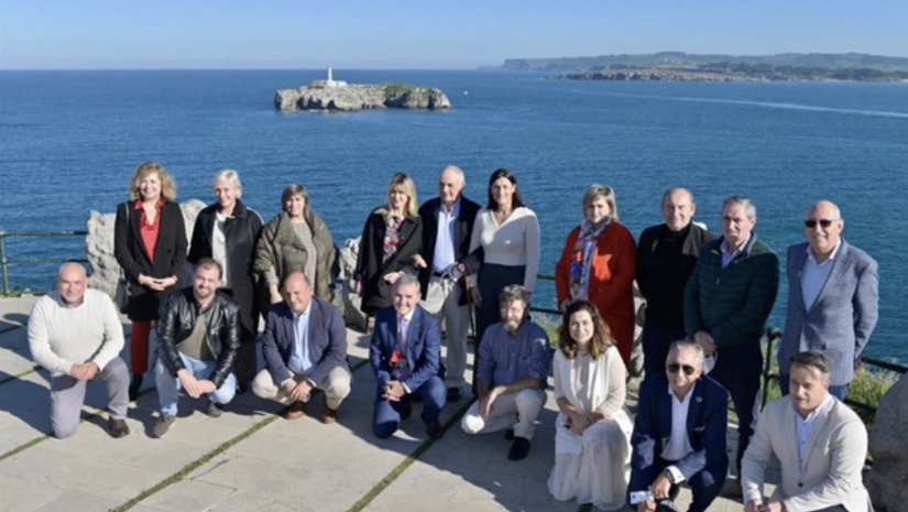 Alcaldes y representantes municipales en el acto de apoyo al proyecto de Costa Quebrada