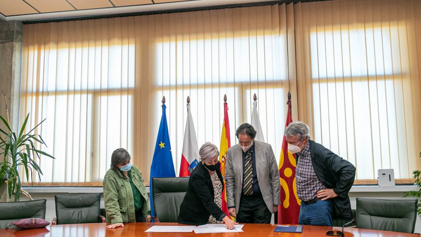 La alcaldesa y el consejero de Obras Públicas, José Luis Gochicoa, revisan sobre plano la obra del nuevo vial de Requejada