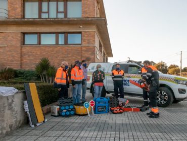La alcaldesa de Polanco, el concejal de Protección Civil y varios voluntarios muestran el nuevo vehículo 'pick up' y el material incorporado a la agrupación