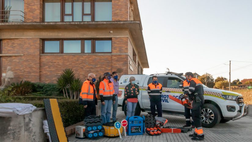 La alcaldesa de Polanco, el concejal de Protección Civil y varios voluntarios muestran el nuevo vehículo 'pick up' y el material incorporado a la agrupación