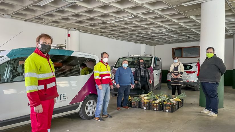 La concejal de Servicios Sociales, Isabel Herrera Landeras, recibe una donación de alimentos por parte de representantes de la empresa Lasarte