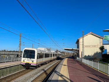 Convoy de Cercanías en la estación de Requejada