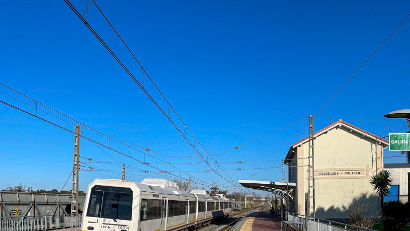 Convoy de Cercanías en la estación de Requejada