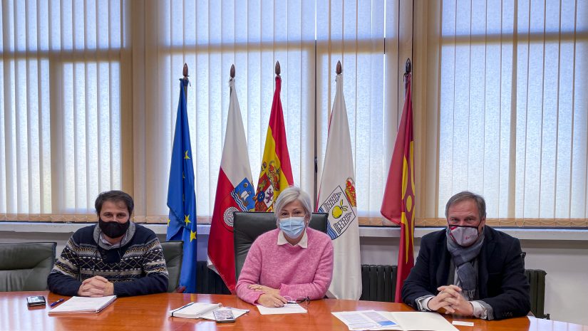 La alcaldesa de Polanco y el concejal de Empleo durante su reunión con el gerente de la Fundación Laboral de la Construcción
