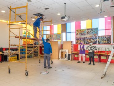 La alcaldesa, Rosa Díaz Fernández, y la concejal de Educación, Alicia Martínez Bustillo, visitan las instalaciones donde se están ejecutando las obras de climatización