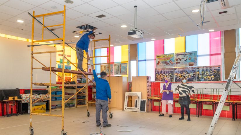 La alcaldesa, Rosa Díaz Fernández, y la concejal de Educación, Alicia Martínez Bustillo, visitan las instalaciones donde se están ejecutando las obras de climatización