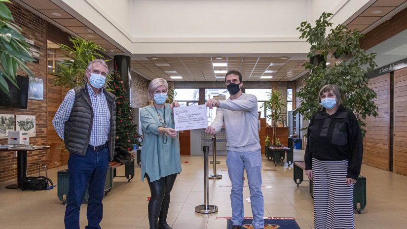 La alcaldesa de Polanco, Rosa Díaz Fernández, y los concejales de Deportes y Cultura, Avelino Rodríguez Muriedas y Alicia Martínez Bustillo, entregan el talón con la recaudación al presidente de la Asociación Cántabra de Esclerosis Lateral Amiotrófica (CanELA), Fernando Martín