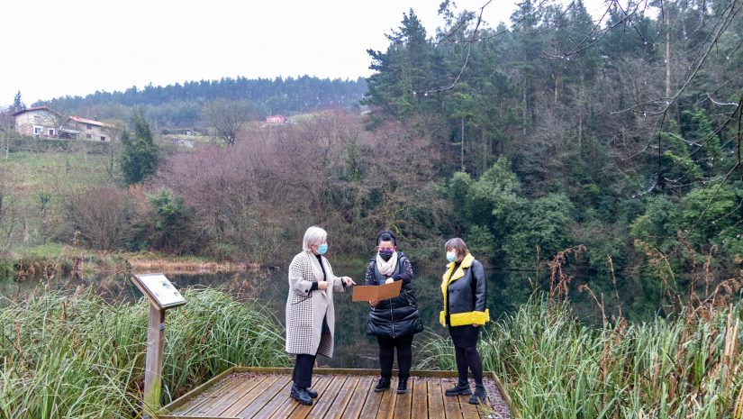 La alcaldesa de Polanco, Rosa Díaz Fernández, y la concejal de Medio Ambiente, Isabel Herrera, durante una visita al Pozo Tremeo para analizar las actuaciones a realizar