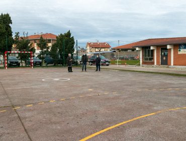 La alcaldesa visita la finca anexa el centro de salud de Polanco que ha sido cedida al SCS para la ampliación de las instalaciones sanitarias