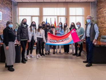 La alcaldesa y los concejales de Deportes y Educación con las integrantes Club Atlético Polanco de voleibol tras su bronce logrado en Valladolid