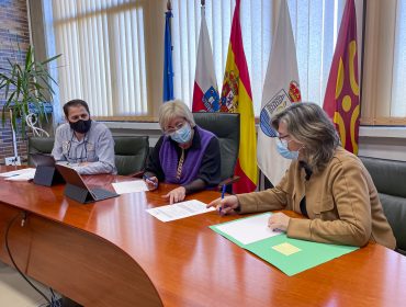 La alcaldesa, Rosa Díaz, y el concejal de Empleo, Pedro Roca, en la reunión de trabajo con la responsable de la ADL