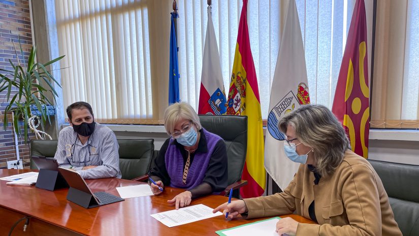 La alcaldesa, Rosa Díaz, y el concejal de Empleo, Pedro Roca, en la reunión de trabajo con la responsable de la ADL