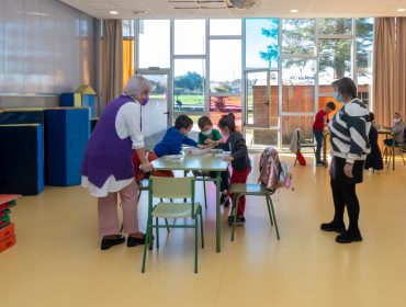 La alcaldesa, Rosa Díaz Fernández, y la concejal de Juventud en una reciente visita a los niños asistentes al programa de conciliación