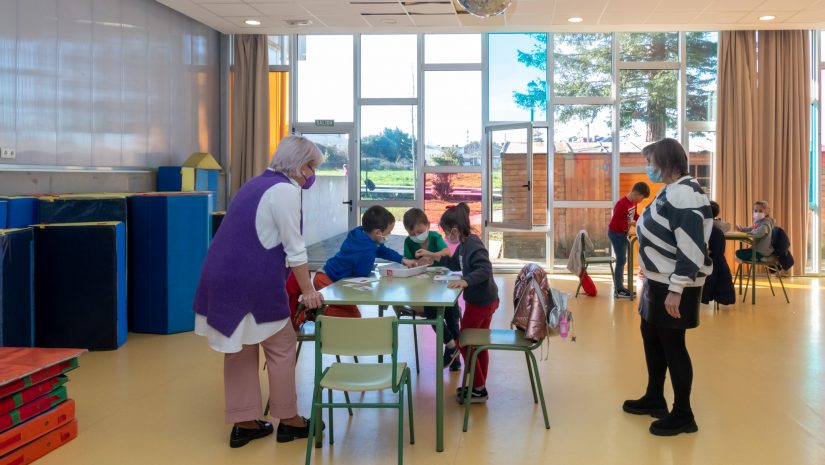 La alcaldesa, Rosa Díaz Fernández, y la concejal de Juventud en una reciente visita a los niños asistentes al programa de conciliación