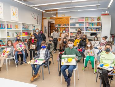 La concejal de Cultura y las responsables de la biblioteca y la Casa Joven con los ganadores de la iniciativa Reto Lector