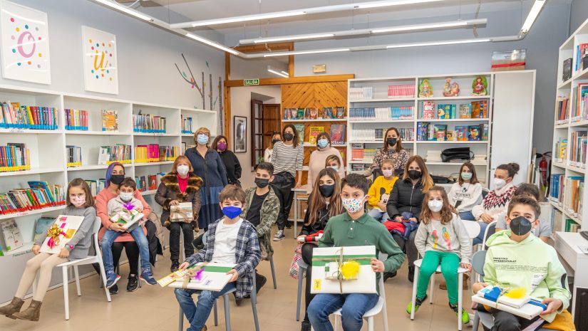 La concejal de Cultura y las responsables de la biblioteca y la Casa Joven con los ganadores de la iniciativa Reto Lector