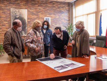La alcaldesa y los arquitectos muestran el borrador del proyecto de centro cívico a la propietaria de los terrenos