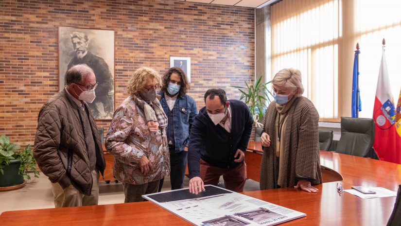 La alcaldesa y los arquitectos muestran el borrador del proyecto de centro cívico a la propietaria de los terrenos